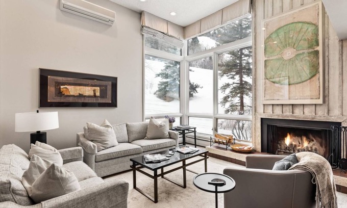 Aspen Condo | Aspen CO | Aspen Mountain Ski In, Ski Out Condos | 3 Bedroom 9901