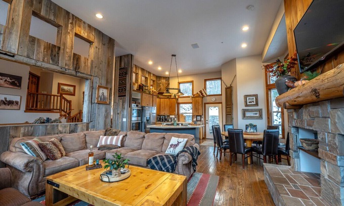 Sundance Cabin | Aspen Springs Hot Tub Pool Table 5 minutes to Sundance Resort Mountain Cabins Utah