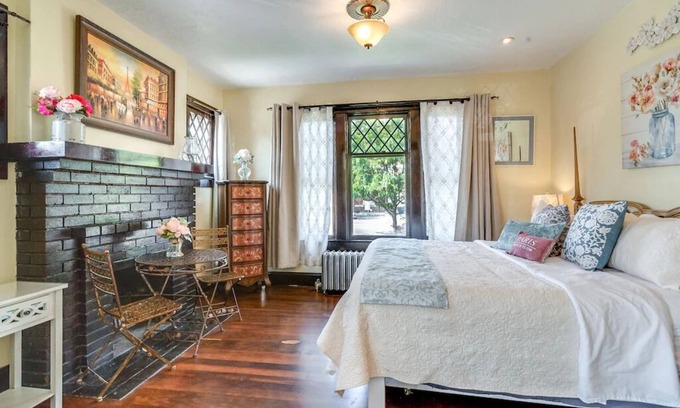 Central Business District Apartment | Aspenwood Manor- Airy & Fresh! Beautiful Restored Apt -French Villa