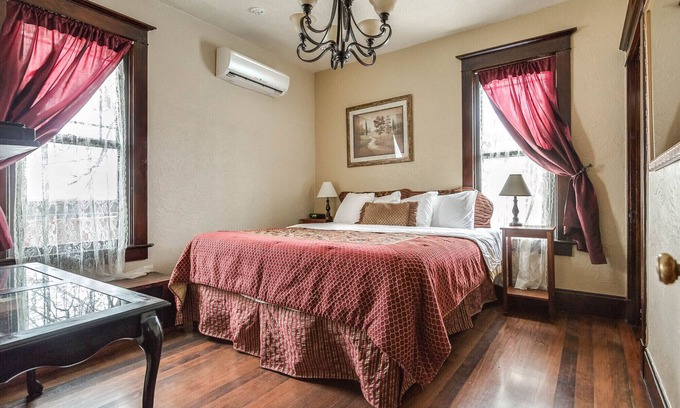 Franklin Apartment | Aspenwood Manor- Beautiful Historic Apartment
