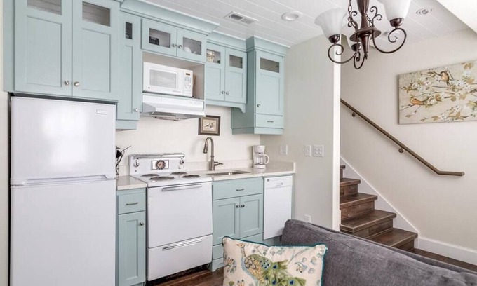Franklin Apartment | Aspenwood Manor- Beautiful little cottage in the heart of downtown Provo (BRAND NEW!)