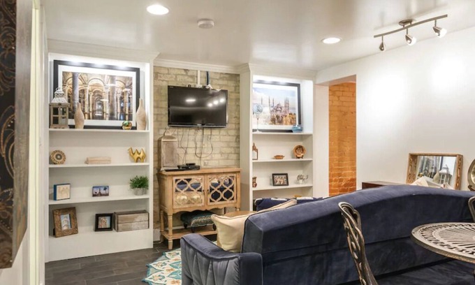 Franklin Apartment | Aspenwood Manor- Elegant Turkish Retreat -New BASEMENT apt!