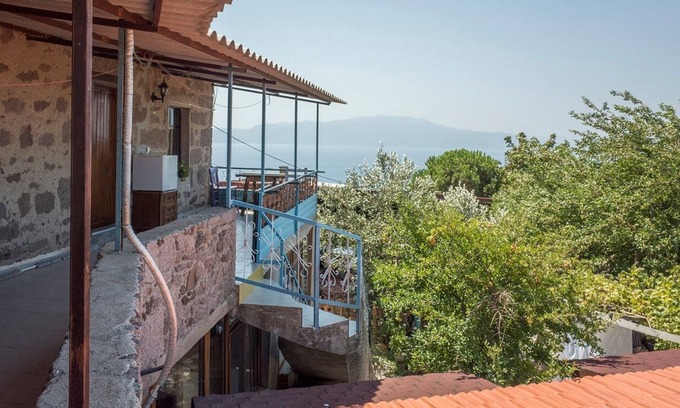 Behram House | Assos Akropol Pansiyon