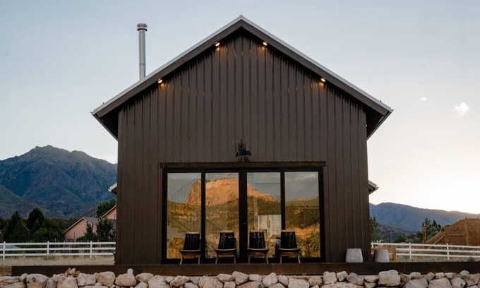 New Harmony House | Astoa Etxea: Peaceful Desert Retreat Near Zion - Long-term Stay