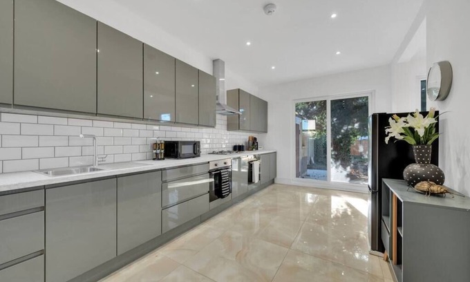 Westcliff-on-Sea House | Astonishing 4BR House - Perfect for a Big Family