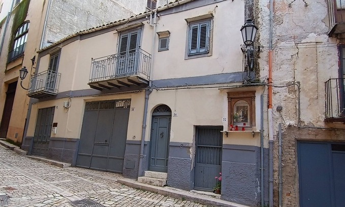 Corleone House | At 50 mt from the center of Corleone cozy facility with free bike shelter