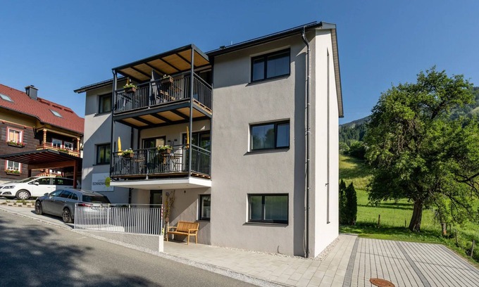 Bruck an der Grossglocknerstrasse Apartment | Cosy apartment with a view near Kaprun