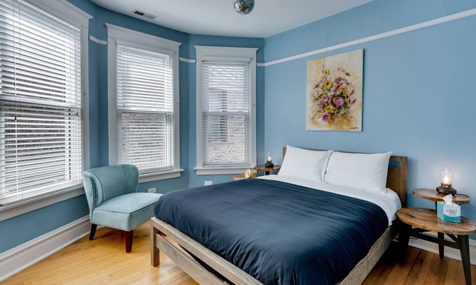 Lakewood-Balmoral Condo | At Home in Andersonville - Close to Foster Beach and the Red Line by AllSet Turnover