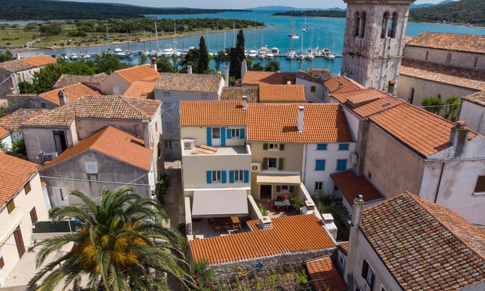 Mali Losinj House | At home in Osor, Cres