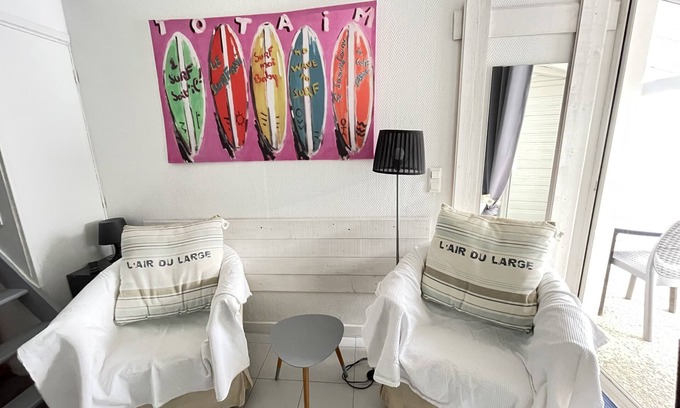 La Flotte House | At the heart of FLEET IN RE, Gite for 2 people, private patio, private parking