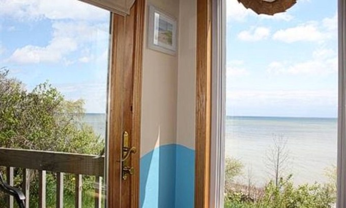 Algoma Bed & Breakfast | at the Waters Edge Bed & Breakfast
