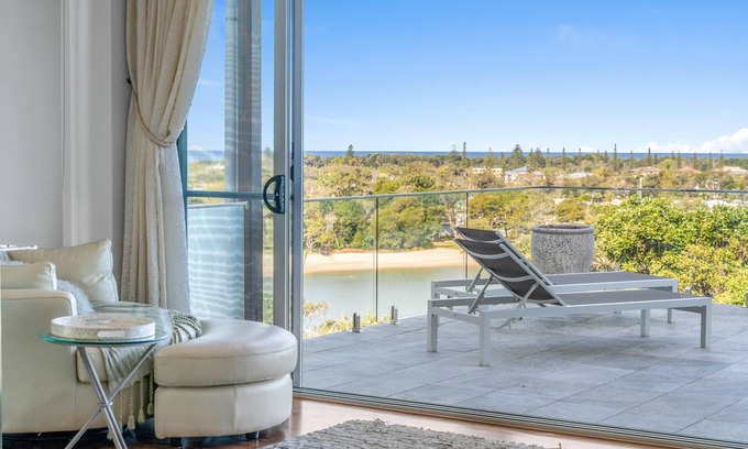 East Ballina House | At Whale View - Luxurious home overlooking Shaws Bay