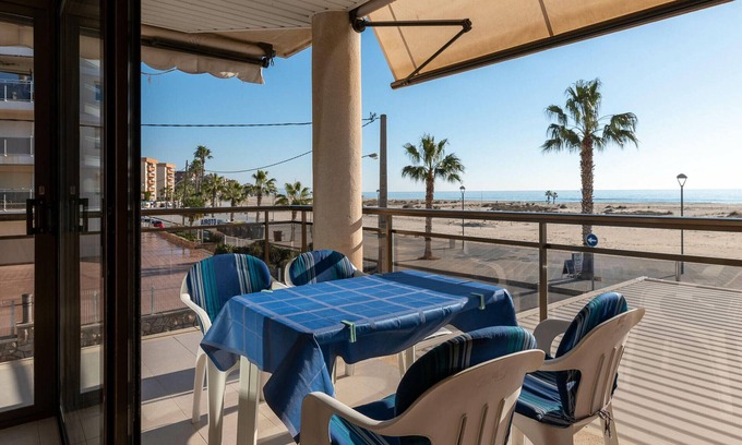 Torredembarra Apartment | AT118 Solarium Mar: Apartamento en primera línea del mar dispone de una piscina comunitaria