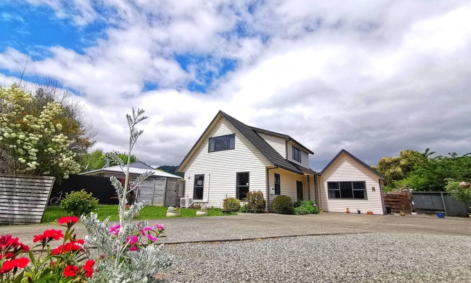 Paraparaumu House | Atarau Grove Holiday Home