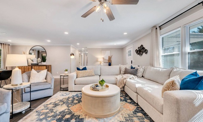 Roswell House | ATH - Huge Roswell Ranch. 2800 Square feet on one level.