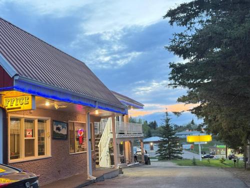 Athabasca Hotel | Athabasca Hillside Motel