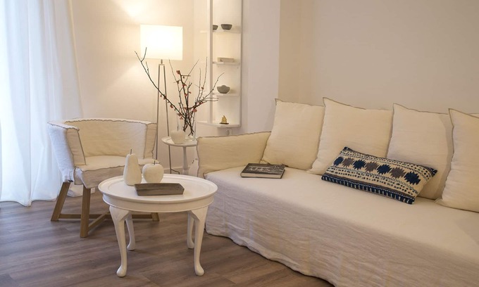 Platia Viktorias Apartment | Athenian Flart , 2 bdr flat, 3min from metro
