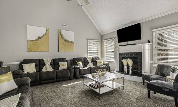 Conyers House | Atlanta 9 private Bedrooms with 4k TVs, 13 Beds, Master on Main Floor 4000 sq ft