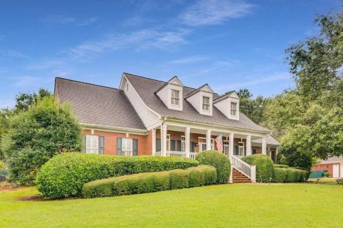 Conyers House | Atlanta Escape Stunning 5BR with Dream Pool