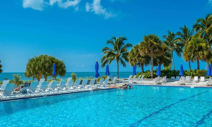 New Town Cottage | Atlantic Paradise by Avantstay Great Location w/Balcony, Outdoor Dining & Shared Pool & Hot Tub!