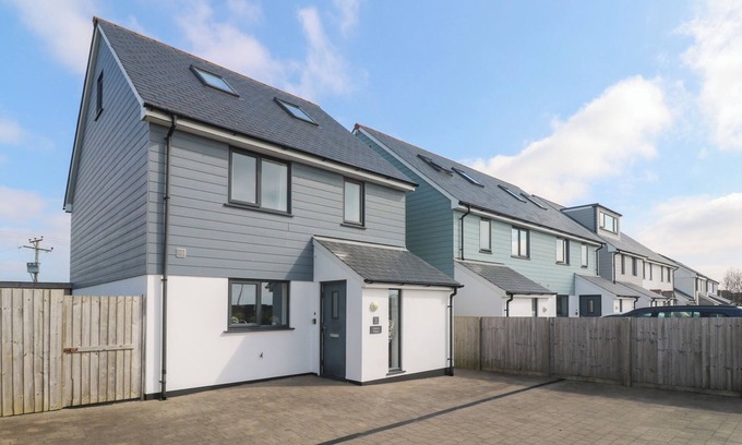 Marazion Cottage | ATLANTIC REACH, pet friendly, with hot tub in Marazion