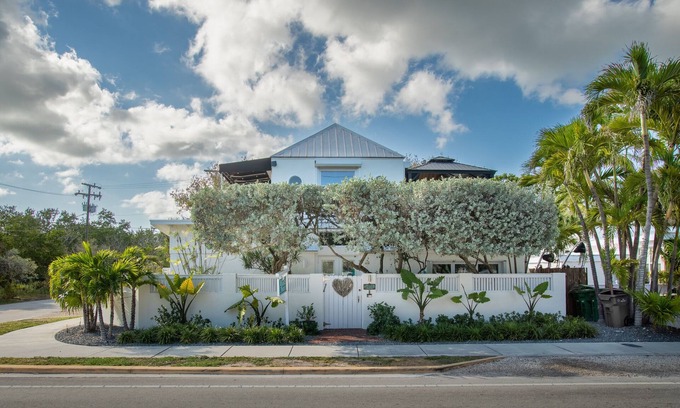 Midtown House | Atlantis House Main Residence-ocean views/private wrap around balcony/parking