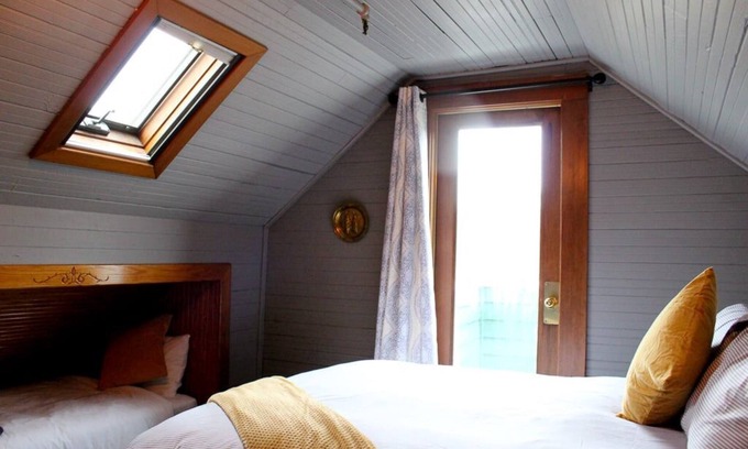 Seaview Hotel | Attic Historic Queen at Shelburne Hotel at Long Beach Peninsula!