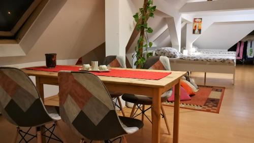 Oelsnitz/Erzgeb. Apartment | Attic Oelsnitz am Hegebach mit Netflix und Parkplatz Self Check-in