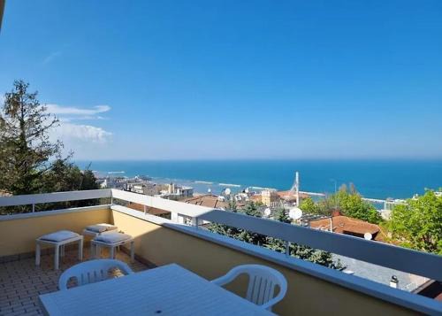 Gabicce Mare Apartment | ATTICO VISTA MARE con 2 camere da letto -Residence azzurro-G