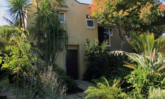 Freemans Bay Apartment | Attractive character inner-city townhouse