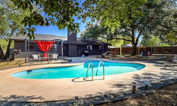 Austin House | ATX Oasis retreat - pool, hot tub, games & more! Trendy modern setup.