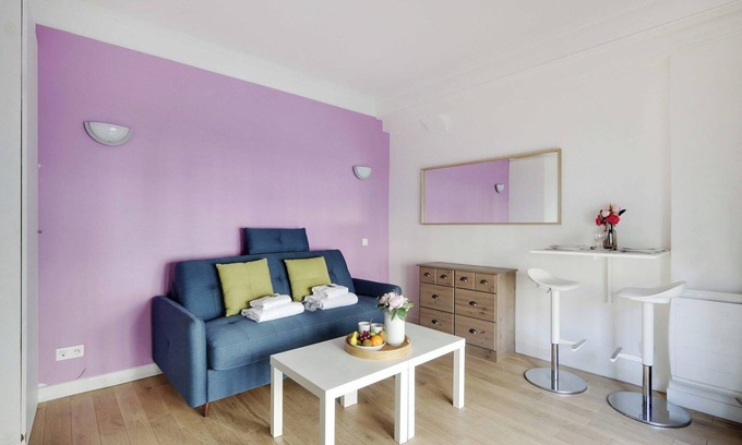 Quartier de la Porte-Saint-Denis Apartment | Atypical bright studio - 2P - Gare du Nord