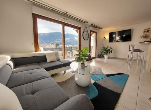 Saint-Jorioz Apartment | Au cœur de St Jorioz, spacieux appartement avec terrasse et vue montagne.