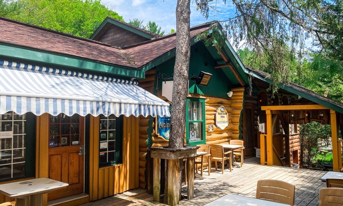 Sainte-Adele Hotel | Auberge Alpine Inn