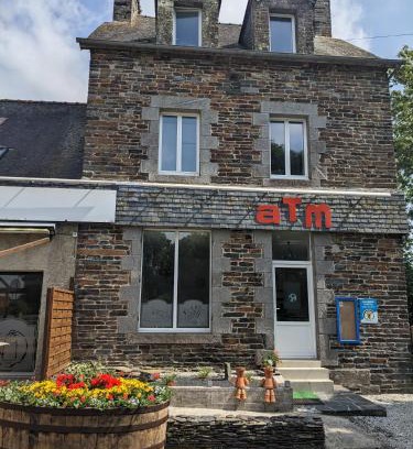 Laniscat House | Auberge des Trains Mythiques Chambres d'hôtes à Gouarec au pied de la Vélodyssée