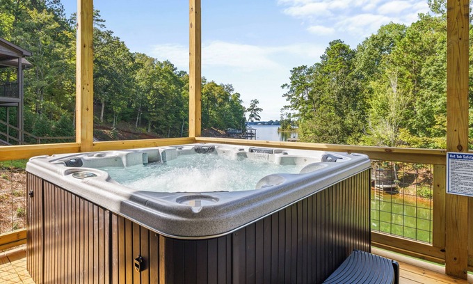 Dadeville House | Auburn Game Days! Newly built Home with Hot Tub, Fire Pit, King Beds, Sleeps 12!