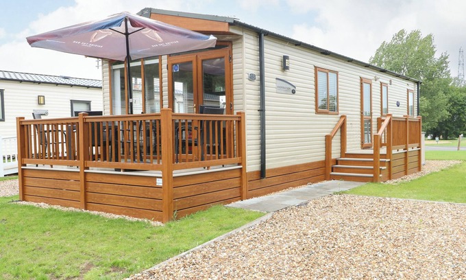 Hopton Cottage | AUDREY'S LODGE, FOXBURROW HANG, family friendly, with pool in Fritton