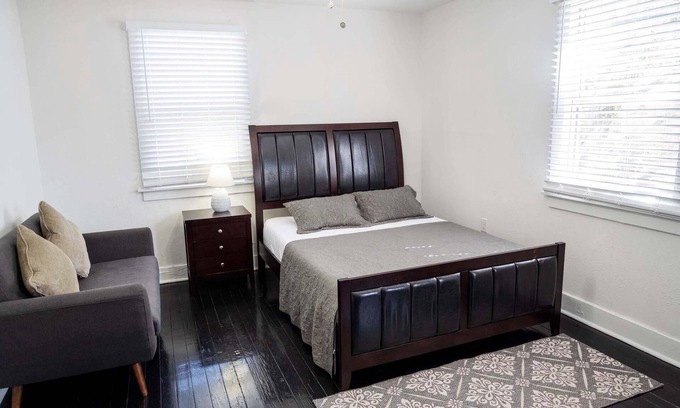Black Pearl Apartment | Audubon House Apt.1: 2bd/1ba