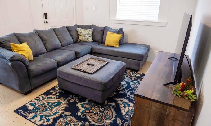 Black Pearl Apartment | Audubon House Apt. 4: 1bd/1ba