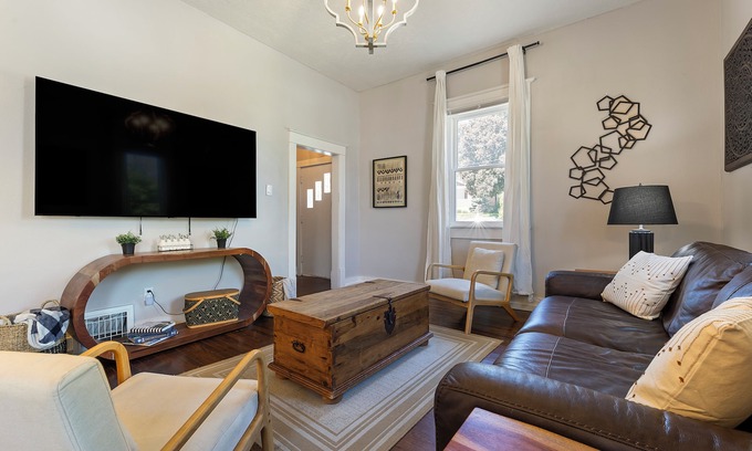 Benson House | Aug 20% Off! 3BR Near Fashion Week w/Fenced Yard
