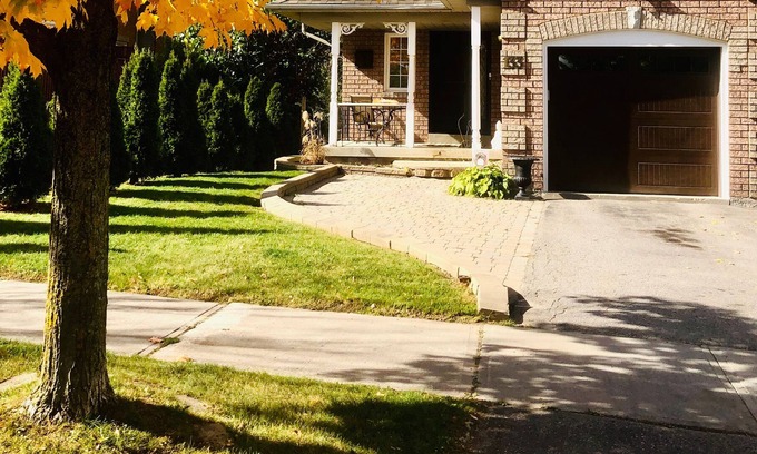 Aurora House | Aurora ~Great Location!!! St. John Sr/Bayview!!!! FITNESS STUDIO INCLUDED!!