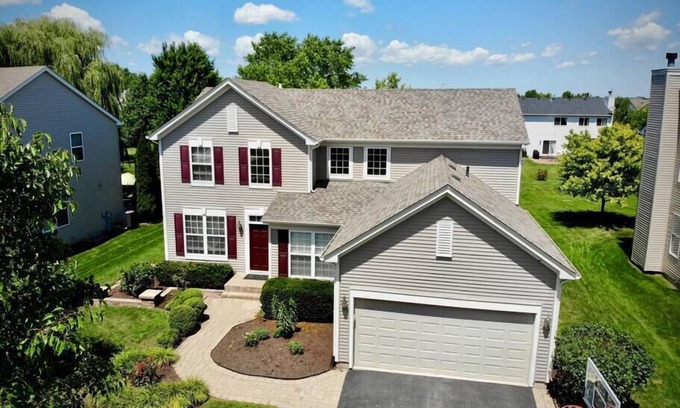 Fox Valley House | Aurora/Naperville - Classy, Spacious Family Home!