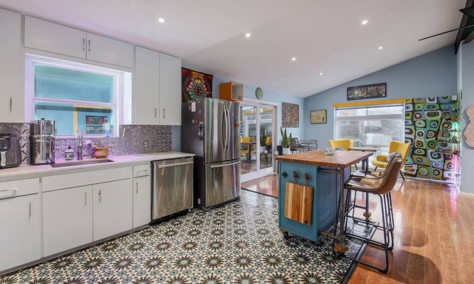 South Manchaca House | Austin Art House- Pet Friendly w/Hot Tub! Close-2-DT!
