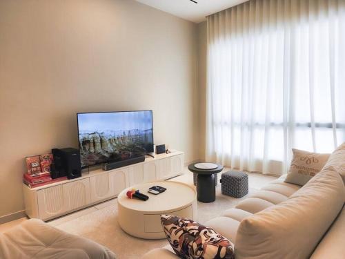 Tebrau House | Austin Crest - Creamy X Mahjong X Karaoke X Staycation 4BR3B #10pax by Cowidea