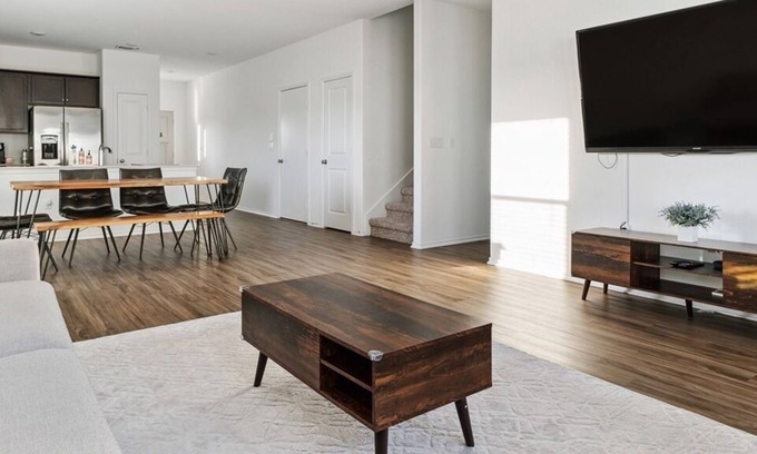 Del Valle House | Austin Getaway: Come, Stay, and Play!
