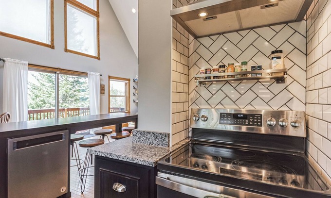 Reed City House | Austin Lake Lodge : Charming lakefront cottage!
