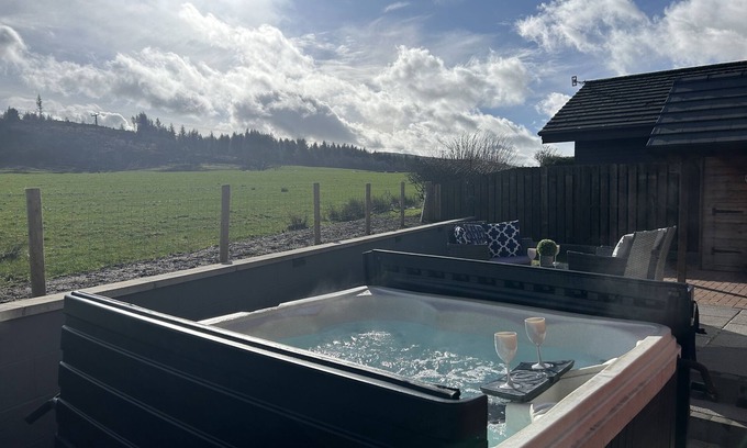 Dumfries Cabin | Austin Lodge 5 - Dumfries, private Hot Tub, Smart TVs, wifi, beautiful views