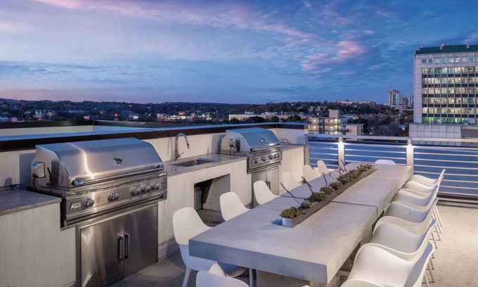 West End Condo | Austin Resort Studio Suite Friday Check-In