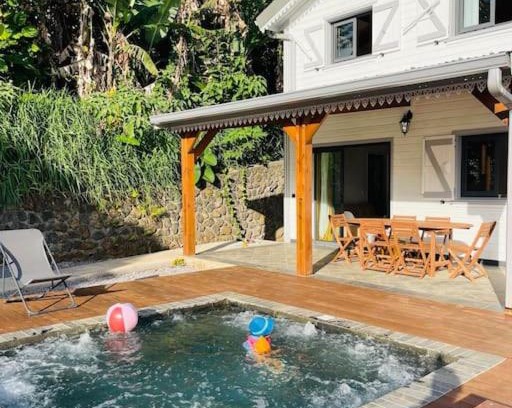 Saint-Joseph House | Austral House-chalet sud sauvage