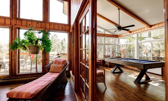 Sainte-Agathe-des-Monts House | Authentic Swiss Cabin - 4 BR with Hot Tub and pool table